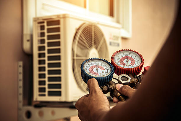 Professional Hvac technician working in Hometown, IL